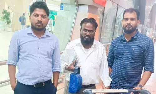 10 വ​ർ​ഷ​ത്തെ ദു​രി​ത​ങ്ങ​ൾ​ക്ക് ശേ​ഷം നാ​ട​ണ​യു​ന്ന ത​മി​ഴ്നാ​ട്സ്വ​ദേ​ശി ഇ​മ്രാ​ൻ വി​മാ​ന​ത്താ​വ​ള​ത്തി​ൽ കെ.​എം.​സി.​സി  പ്ര​വ​ർ​ത്ത​ക​രോ​ടൊ​പ്പം