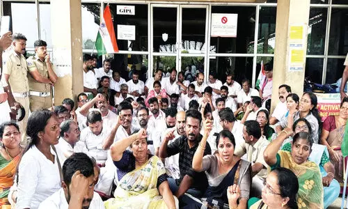 Tollplaza encirclement campaign by Congress against Paliyekkara toll theft