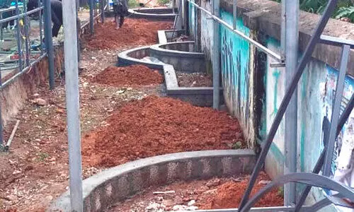 കേ​ര​ള​പു​രം ബ​സ് കാ​ത്തി​രി​പ്പ് കേ​ന്ദ്ര​ത്തി​നു​പി​ന്നി​ൽ മാ​ലി​ന്യം ത​ള്ളി​യി​രു​ന്ന സ്ഥ​ല​ത്ത്​ പൂ​ന്തോ​ട്ട​നി​ർ​മാ​ണം പു​രോ​ഗ​മി​ക്കു​ന്നു