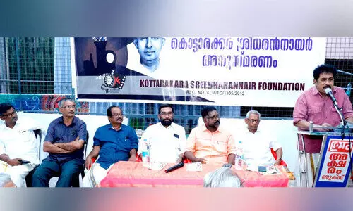 കൊ​ട്ടാ​ര​ക്ക​ര ശ്രീ​ധ​ര​ൻ നാ​യ​ർ അ​നു​സ്മ​ര​ണ സ​മ്മേ​ള​ന​ത്തി​ൽ ന​ട​നും കെ.​എ​സ്.​എ​ഫ്.​ഡി.​സി  വൈ​സ്​ ചെ​യ​ർ​മാ​നു​മാ​യ പ്രേം​കു​മാ​ർ സം​സാ​രി​ക്കു​ന്നു