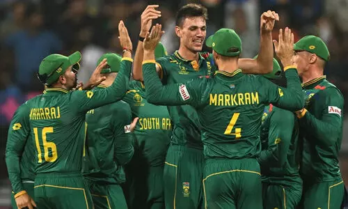 ഓൾ റൗണ്ട് കരുത്തിൽ ദക്ഷിണാഫ്രിക്ക; ഇംഗ്ലണ്ടിന് 229 റൺസിന്റെ നാണംകെട്ട തോൽവി ഓൾ റൗണ്ട് കരുത്തിൽ ദക്ഷിണാഫ്രിക്ക; ഇംഗ്ലണ്ടിന് 229 റൺസിന്റെ നാണംകെട്ട തോൽവി