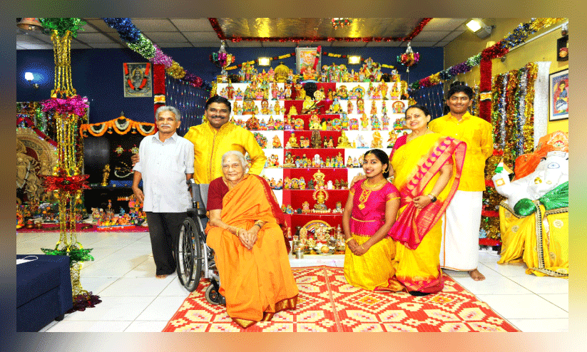 ന​വ​രാ​ത്രി​യെ​ത്തി; ബൊ​മ്മ​ക്കൊ​ലു ഒ​രു​ക്കി പാ​ല​ക്കാ​ട​ൻ മ​ല​യാ​ളി​കു​ടും​ബം