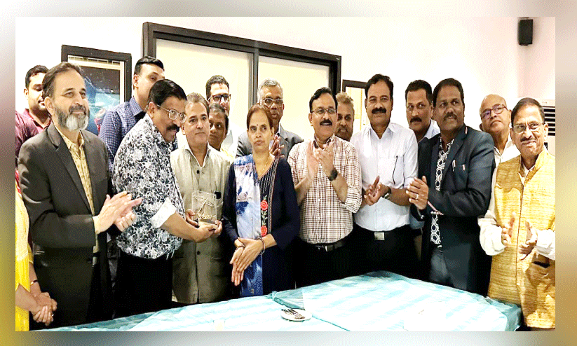 രവിശങ്കർ ശുക്ലക്ക് യാത്രയയപ്പ് നൽകി രവിശങ്കർ ശുക്ലക്ക് യാത്രയയപ്പ് നൽകി