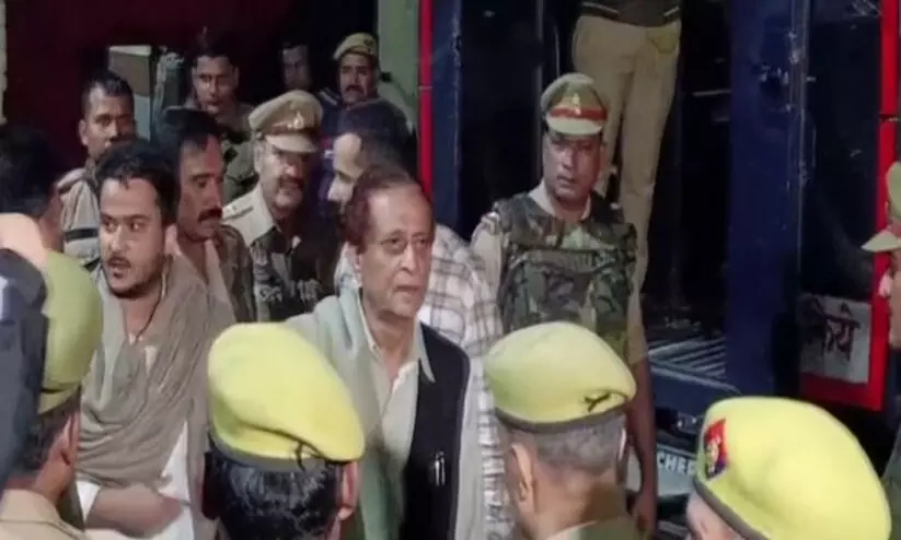 എന്തും സംഭവിക്കാം, ഏറ്റുമുട്ടലിൽ കൊല്ലപ്പെട്ടേക്കും...; അഅ്സം ഖാനെയും മകനെയും ജയിൽ മാറ്റി