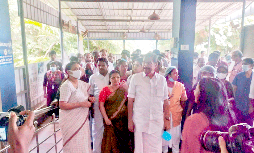 ആശുപത്രികൾ സന്ദർശിച്ച് ആരോഗ്യമന്ത്രി ആശുപത്രികൾ സന്ദർശിച്ച് ആരോഗ്യമന്ത്രി