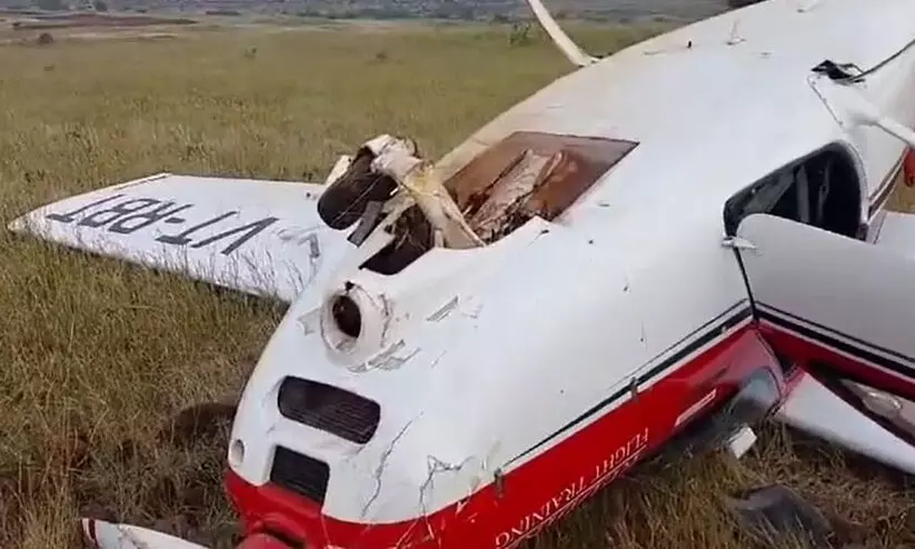 പുണെയിൽ പരിശീലന വിമാനം തകർന്നുവീണു; പൈലറ്റിനും സഹ പൈലറ്റിനും പരിക്ക്