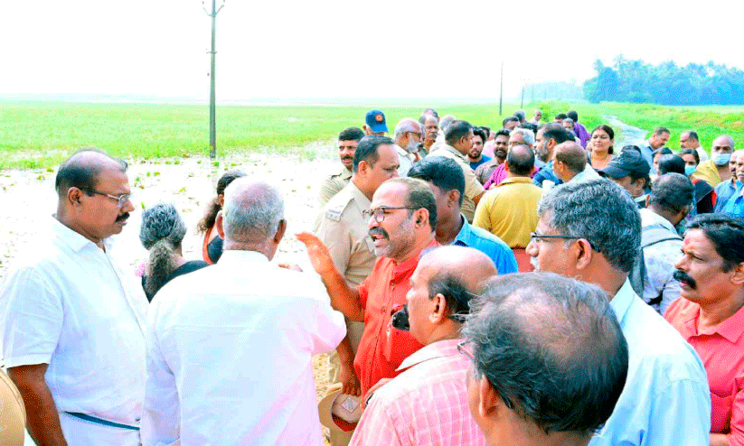 പാലക്കാഴയിൽ ബണ്ട് പൊട്ടിക്കുന്നത് തടഞ്ഞു പാലക്കാഴയിൽ ബണ്ട് പൊട്ടിക്കുന്നത് തടഞ്ഞു