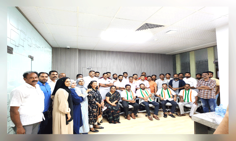 കോ​ണ്‍ഗ്ര​സ് നേ​താ​ക്ക​ള്‍ക്ക് ഒ.​ഐ.​സി.​സി സ്വീ​ക​ര​ണം ന​ല്‍കി