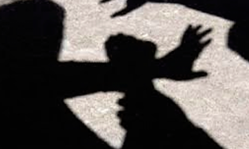 കടത്തിണ്ണയിൽ ഉറങ്ങിക്കിടന്ന വയോധികയെ ഉപദ്രവിച്ച് വഴിയിൽ തള്ളി കടത്തിണ്ണയിൽ ഉറങ്ങിക്കിടന്ന വയോധികയെ ഉപദ്രവിച്ച് വഴിയിൽ തള്ളി