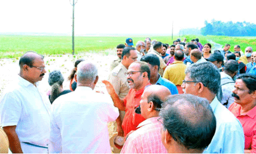 പാ​ല​ക്കാ​ഴ​യി​ൽ ബ​ണ്ട്  പൊ​ട്ടി​ക്കു​ന്ന​ത് ത​ട​ഞ്ഞു