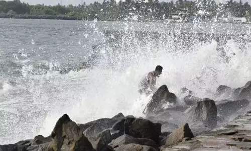 ഉയർന്ന തിരമാലക്ക് സാധ്യത:  ജാഗ്രത നിർദേശം നൽകി