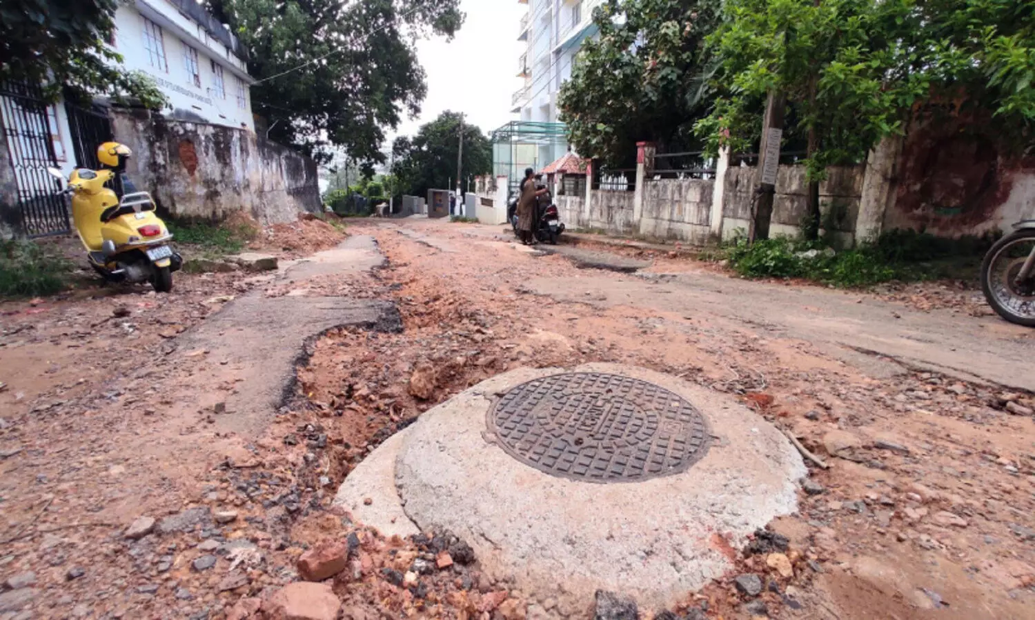 തിരുവനന്തപുരം: പൊ​ളി​ഞ്ഞ്​ ന​ഗ​ര​പാ​ത; ​വ​ല​ഞ്ഞ് ജ​നം