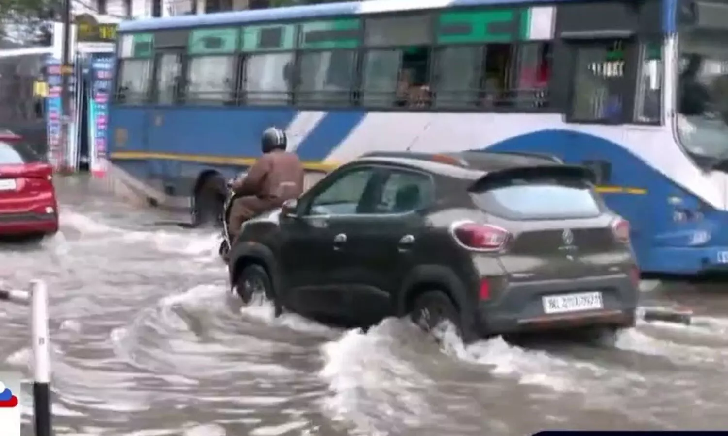 തലസ്ഥാനത്ത് പെരുമഴ, തമ്പാനൂരിൽ വമ്പൻ വെള്ളക്കെട്ട്