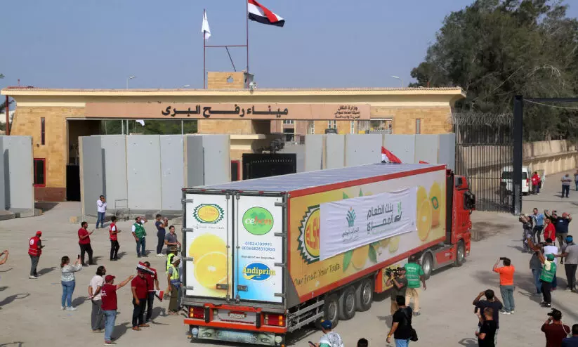 Gas aid truck from Egypt  Rafa crosses the border