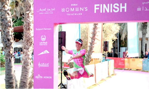 ട്ര​യാ​ത്ത് ല​ണി​ൽ ക​രു​ത്തു​കാ​ട്ടി വ​നി​ത​ക​ൾ