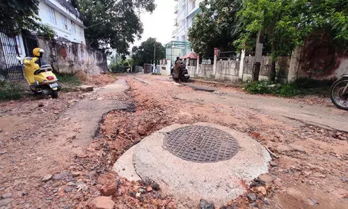 തിരുവനന്തപുരം: പൊ​ളി​ഞ്ഞ്​ ന​ഗ​ര​പാ​ത; ​വ​ല​ഞ്ഞ് ജ​നം