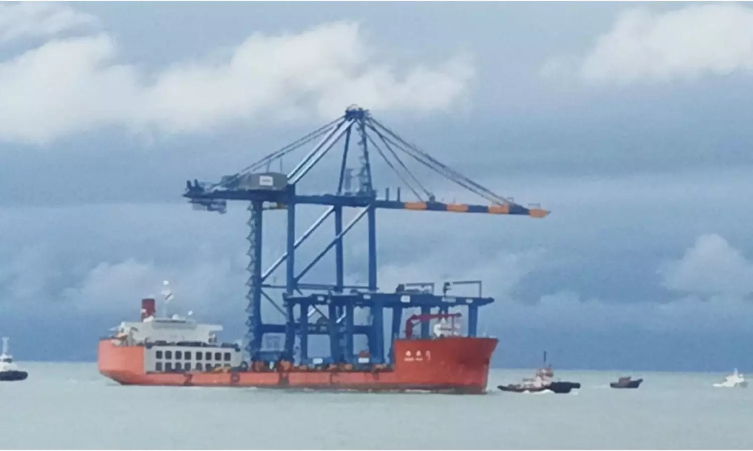 കൂറ്റൻ ക്രെയിൻ വിഴിഞ്ഞത്ത് ഇറക്കി, ഷെൻഹുവ-15 നാളെ മടങ്ങും