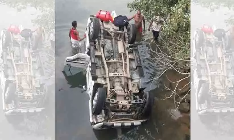 സെൽഫി എടുക്കുന്നതിനിടെ വാഹനത്തിന്റെ നിയന്ത്രണം നഷ്ടപ്പെട്ടു; കുടുംബത്തിലെ അഞ്ച്പേർക്ക് ദാരുണാന്ത്യം സെൽഫി എടുക്കുന്നതിനിടെ വാഹനത്തിന്റെ നിയന്ത്രണം നഷ്ടപ്പെട്ടു; കുടുംബത്തിലെ അഞ്ച്പേർക്ക് ദാരുണാന്ത്യം