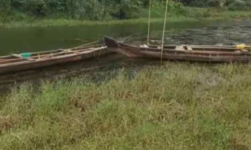 പെരിയാറിലെ മണൽ കൊള്ളക്കെതിരെ ജില്ല പൊലീസ് മേധാവി രംഗത്ത് ; നാല് വഞ്ചികൾ പിടികൂടി