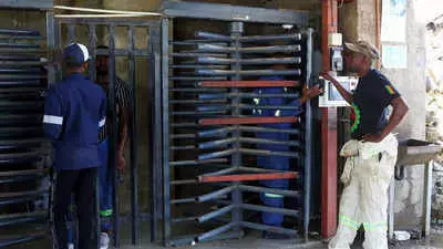 ദക്ഷിണാഫ്രിക്കയിൽ യൂനിയനുകൾ തമ്മിലെ തർക്കം; 500 തൊഴിലാളികൾ ഖനിയിൽ കുടുങ്ങി ദക്ഷിണാഫ്രിക്കയിൽ യൂനിയനുകൾ തമ്മിലെ തർക്കം; 500 തൊഴിലാളികൾ ഖനിയിൽ കുടുങ്ങി