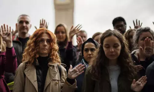 ഗസ്സയിൽ മരിച്ച കുട്ടികളുടെ പേരുകൾ കൈയിലെഴുതി ലണ്ടനിൽ പ്രതിഷേധം