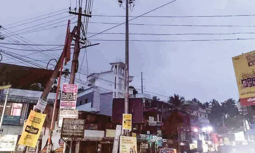 ഹൈ​മാ​സ്റ്റ് ലൈ​റ്റ് ക​ണ്ണ​ട​ച്ചി​ട്ട് മാ​സ​ങ്ങ​ൾ; ആ​ന​ക്ക​യം ഇ​രു​ട്ടി​ൽ