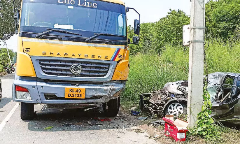 ലോറിയും കാറും കൂട്ടിയിടിച്ച് കുടുംബത്തിലെ നാലുപേർക്ക് പരിക്ക് ലോറിയും കാറും കൂട്ടിയിടിച്ച് കുടുംബത്തിലെ നാലുപേർക്ക് പരിക്ക്