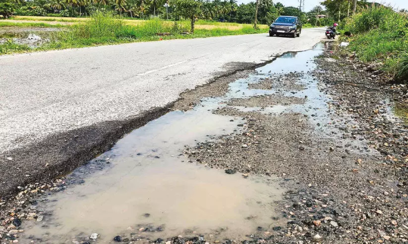 റോഡിലെ കുഴികൾ നികത്താത്തത് അപകടങ്ങൾ വർധിപ്പിക്കുന്നു റോഡിലെ കുഴികൾ നികത്താത്തത് അപകടങ്ങൾ വർധിപ്പിക്കുന്നു