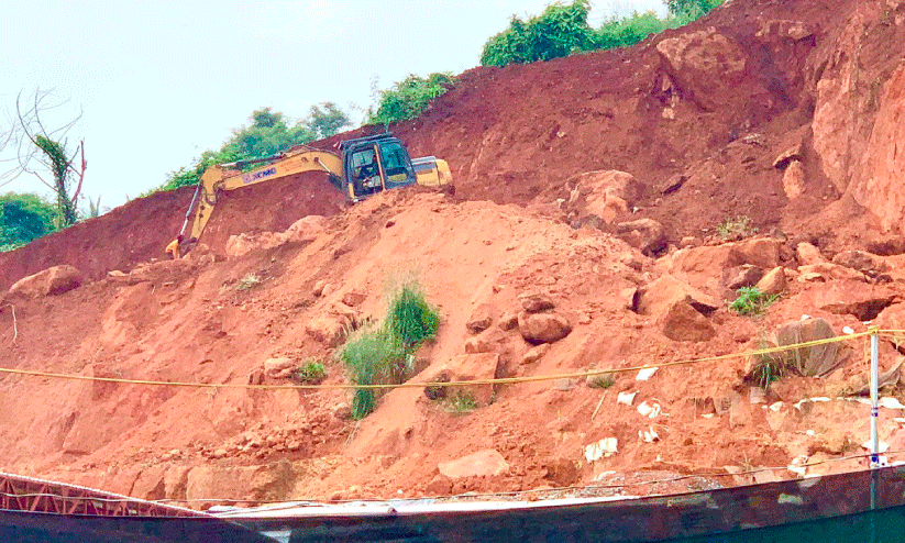 ഓടത്തെരുവിൽ സംസ്ഥാന പാതയോരത്ത് മല ഇടിച്ച് നിരത്തുന്നു