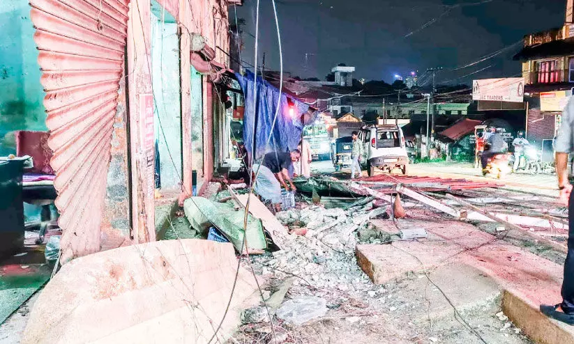 നഗരസഭ കെട്ടിടത്തിന്‍റെ കോൺക്രീറ്റ് ബീം ഇടിഞ്ഞുവീണു