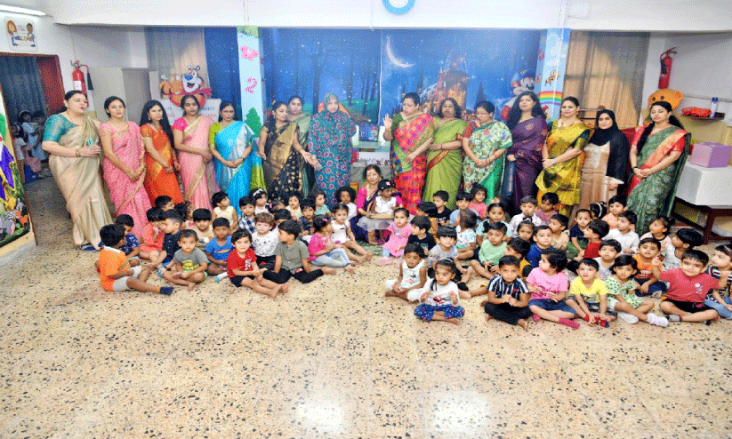 മ​സ്ക​ത്തി​ലെ ചി​ത്ര ടീ​ച്ച​റു​ടെ വീ​ട്ടി​ൽ ന​ട​ന്ന വി​ദ്യാ​രം​ഭ ച​ട​ങ്ങ്