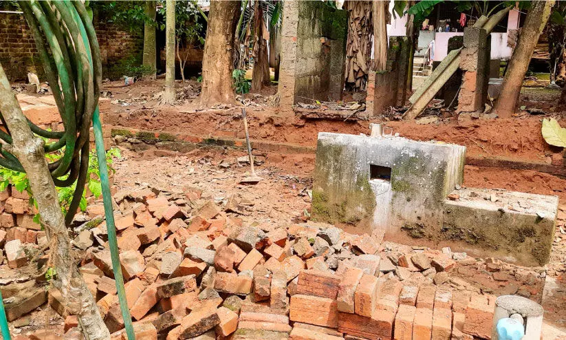 വ്യാപക മഴ: 50 ഓളം വീടുകൾ വെള്ളത്തിൽ വ്യാപക മഴ: 50 ഓളം വീടുകൾ വെള്ളത്തിൽ