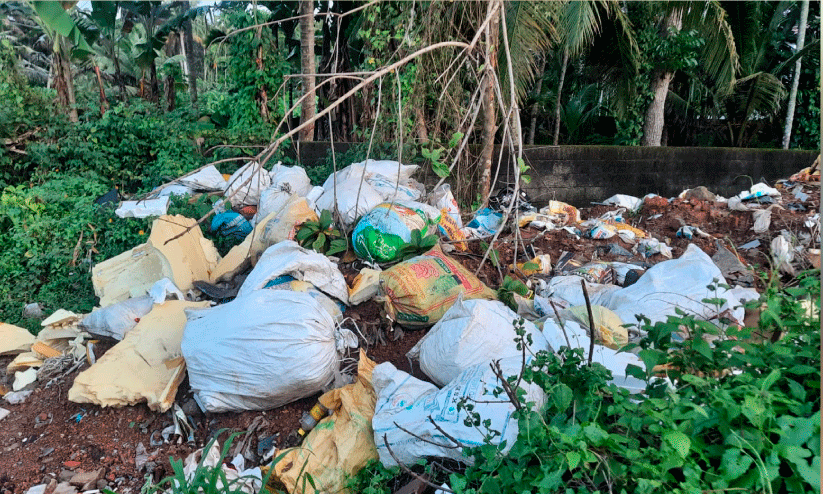 മാലിന്യം തോട്ടിൽ തള്ളിയ വാഹന ഉടമക്ക് 20000 രൂപ പിഴ മാലിന്യം തോട്ടിൽ തള്ളിയ വാഹന ഉടമക്ക് 20000 രൂപ പിഴ
