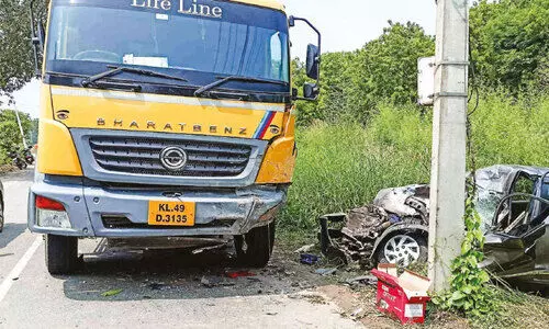 ലോറിയും കാ​റും കൂ​ട്ടി​യി​ടി​ച്ച് കു​ടും​ബ​ത്തി​ലെ നാ​ലു​പേ​ർ​ക്ക് പ​രി​ക്ക്