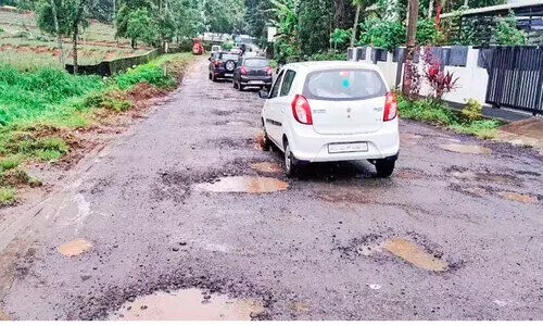 കിഴക്കമ്പലം നെല്ലാട് റോഡിലെ; ദുരിതയാത്രക്കറുതിയില്ല