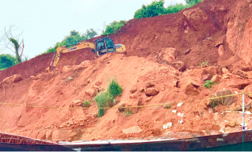 ഓടത്തെരുവിൽ സംസ്ഥാന പാതയോരത്ത് മല ഇടിച്ച് നിരത്തുന്നു