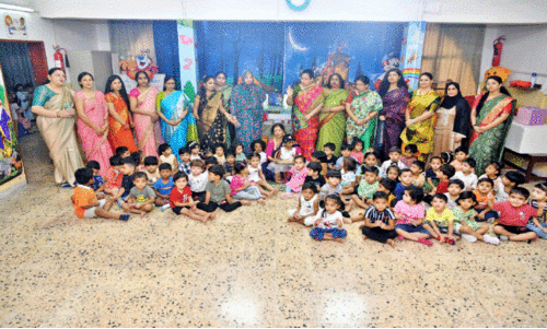 മ​സ്ക​ത്തി​ലെ ചി​ത്ര ടീ​ച്ച​റു​ടെ വീ​ട്ടി​ൽ ന​ട​ന്ന വി​ദ്യാ​രം​ഭ ച​ട​ങ്ങ്