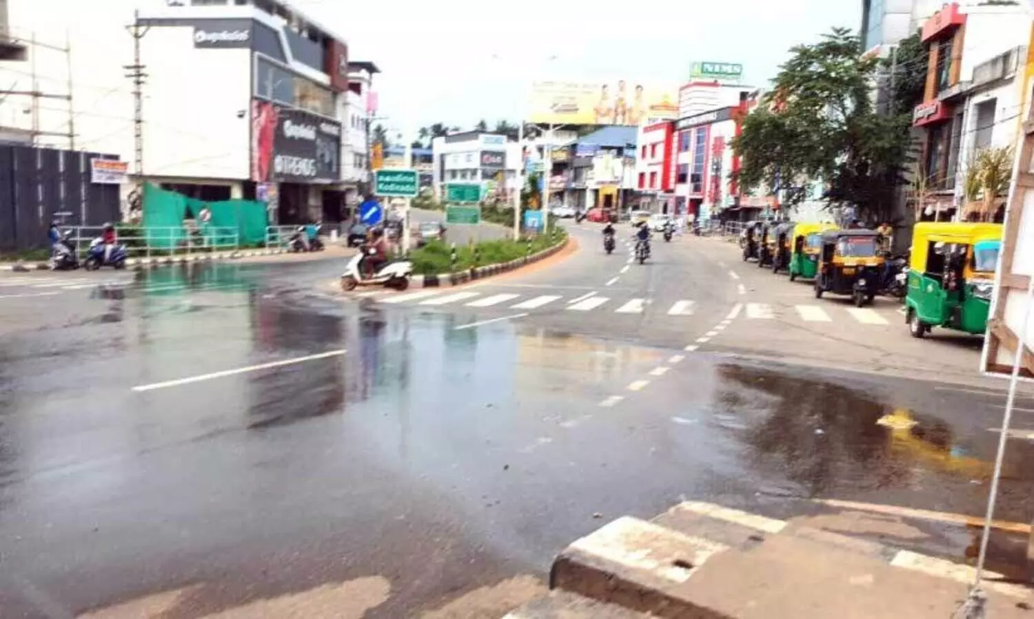 കൊ​ടി​ന​ട-​വ​ട​ക്കേ​വി​ള റോ​ഡി​ലൂ​ടെ പൊ​ട്ടി​യൊ​ഴു​കു​ന്ന ഓ​ട