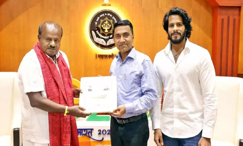 ജെ.​ഡി-​എ​സ്- ബി.​ജെ.​പി സ​ഖ്യം: കു​മാ​ര​സ്വാ​മി ഗോ​വ മു​ഖ്യ​മ​ന്ത്രി​യെ കണ്ടു