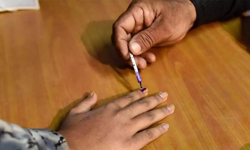 രാജി സ്വീകരിക്കാൻ വൈകി; മത്സരത്തിനുറച്ച് നിഷ ബാംഗ്രെ