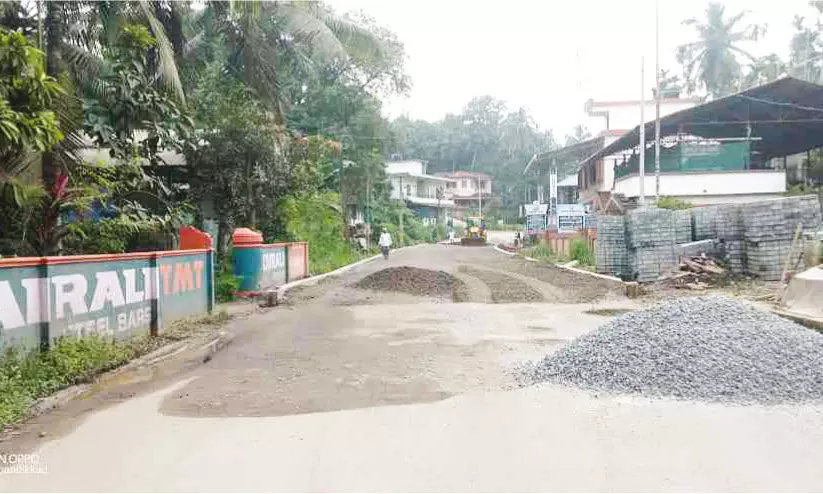 പാ​ണ്ടി​ക്കാ​ട്ടെ ന​വീ​ക​ര​ണം; സം​സ്ഥാ​ന​പാ​ത അ​ട​ച്ച​ത് ദു​രി​ത​മാ​യി