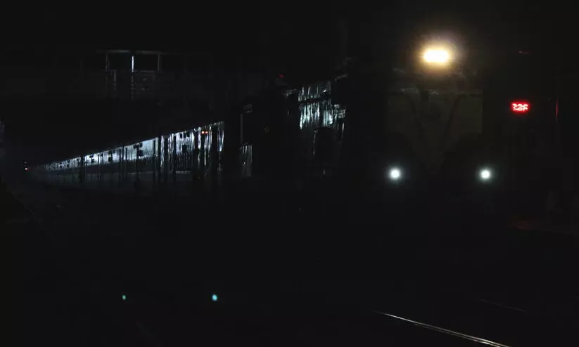 തിരൂരിൽ ട്രെയിനിൽ പുക, യാത്രക്കാര്‍ കൂട്ടത്തോടെ പുറത്തേക്ക് ചാടി; കുതിച്ചെത്തിയ വന്ദേഭാരതിന് മുന്നില്‍നിന്ന് രക്ഷപ്പെട്ടത് തലനാരിഴക്ക്