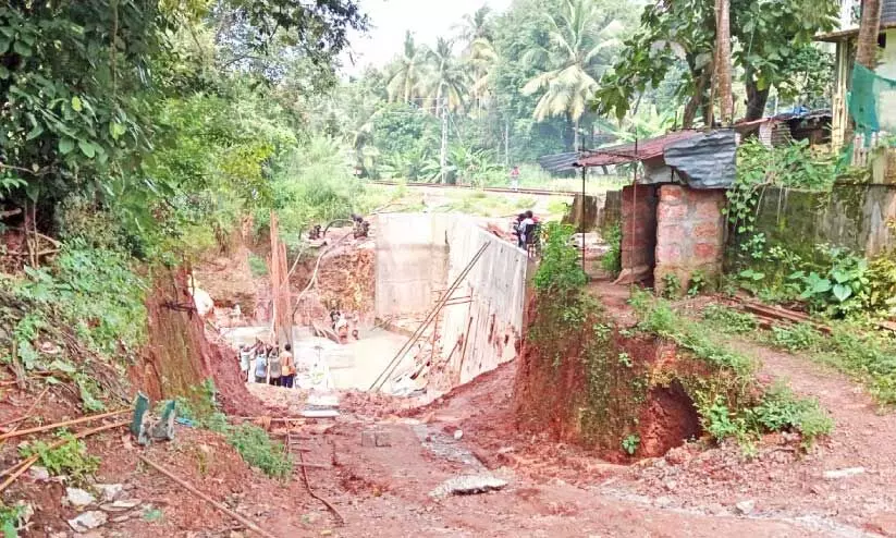 പാ​തി​വ​ഴി​യി​ലാ​യ പൂ​വാ​ട​ൻ ഗേ​റ്റ് അ​ടി​പ്പാ​ത നി​ർ​മാ​ണം