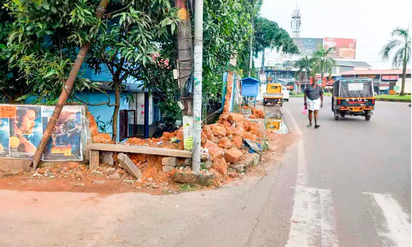 അപകടക്കെണി: സ്കൂൾ മതിലിന്റെ അവശിഷ്ടങ്ങൾ റോഡരികിൽ തന്നെ അപകടക്കെണി: സ്കൂൾ മതിലിന്റെ അവശിഷ്ടങ്ങൾ റോഡരികിൽ തന്നെ