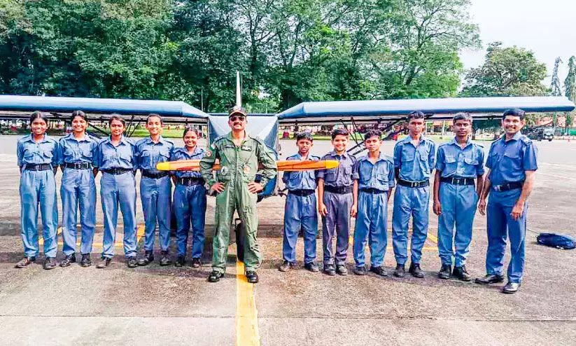 ആകാശ പറക്കലിൽ കൗതുകം നിറച്ച് എൻ.സി.സി കാഡറ്റുകൾ