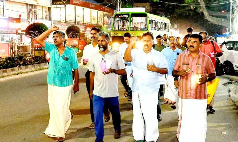 കൊടുങ്ങല്ലൂരിൽ ഫലസ്തീൻ ഐക്യദാർഢ്യ സദസ്സിനോടനുബന്ധിച്ച് നടന്ന റാലി കൊടുങ്ങല്ലൂരിൽ ഫലസ്തീൻ ഐക്യദാർഢ്യ സദസ്സിനോടനുബന്ധിച്ച് നടന്ന റാലി