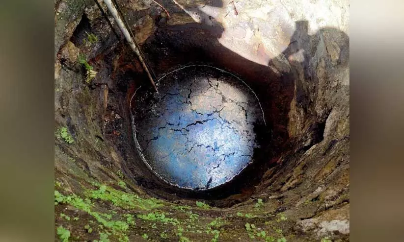 പെട്രോള് പമ്പിനോട് ചേര്ന്ന് താമസിക്കുന്ന ഡേവിയുടെ കിണർ പെട്രോളിന്റെ അംശം കലര്ന്ന നിലയില് പെട്രോള് പമ്പിനോട് ചേര്ന്ന് താമസിക്കുന്ന ഡേവിയുടെ കിണർ പെട്രോളിന്റെ അംശം കലര്ന്ന നിലയില്