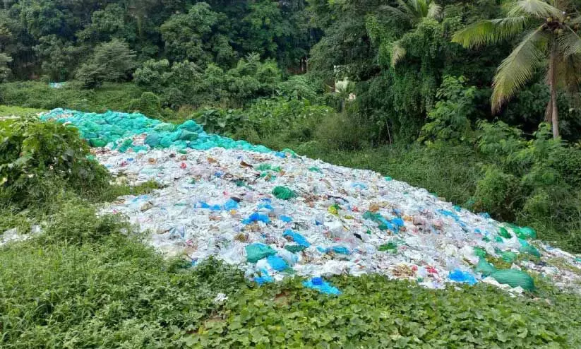 തിരുവനന്തപുരം മെഡിക്കല് കോളജ് ഗ്രൗണ്ടിനു സമീപം വാഹനങ്ങള് പാര്ക്കു ചെയ്യുന്ന സ്ഥലത്തെ മാലിന്യ നിക്ഷേപം. തിരുവനന്തപുരം മെഡിക്കല് കോളജ് ഗ്രൗണ്ടിനു സമീപം വാഹനങ്ങള് പാര്ക്കു ചെയ്യുന്ന സ്ഥലത്തെ മാലിന്യ നിക്ഷേപം.