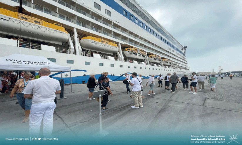 വി​നോ​ദ​സ​ഞ്ചാ​രി​ക​ളു​മാ​യി ‘അ​യി​ഡ ബെ​ല്ല’ സ​ലാ​ല തു​റ​മു​ഖ​ത്ത്​