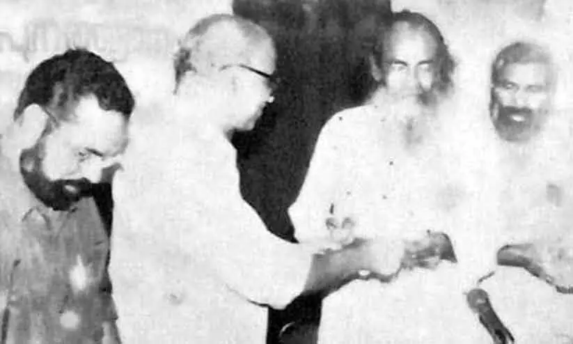 കുന്നത്തൂർ രാധാകൃഷ്ണന്റെ പുസ്തകം മധുമാഷിന്​ നൽകി കെ. വേണു പ്രകാശനംചെയ്യുന്നു